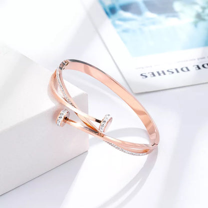 Roségold Armreif mit Kristallen, elegantes Schmuckstück, modisches Accessoire für Damen.