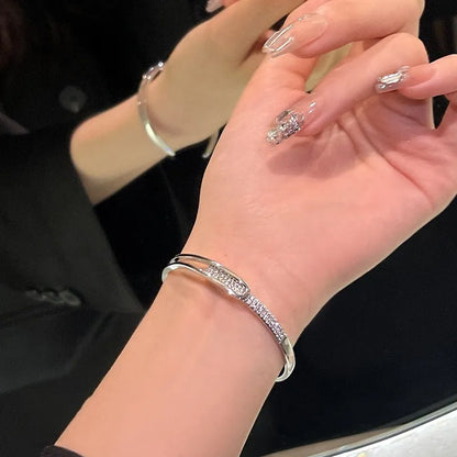 Silbernes Armband mit Strasssteinen, elegantes Design, Damenmode, Schmuckaccessoire.