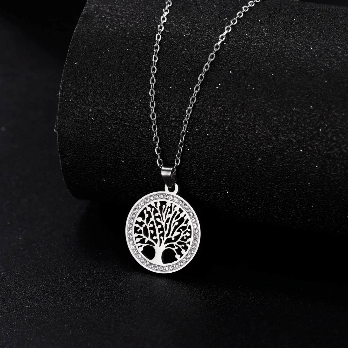 Silberne Lebensbaum-Halskette, runder Anhänger, filigranes Design, Damen-Schmuck.