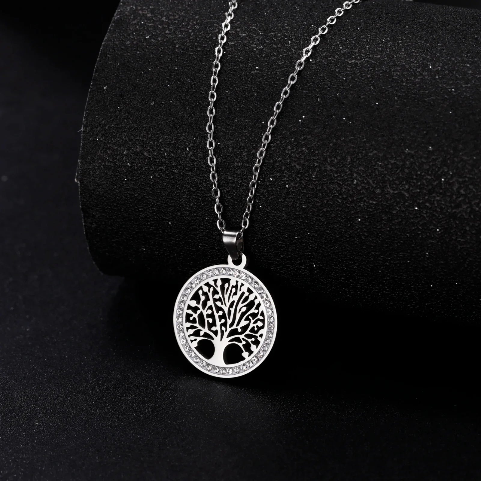 Silberne Lebensbaum-Halskette, runder Anhänger, filigranes Design, Damen-Schmuck.