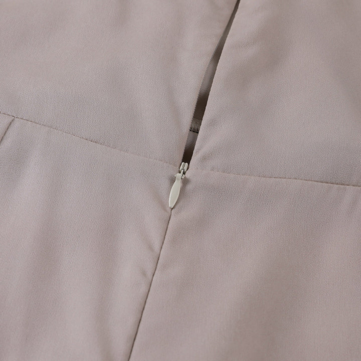 Beiger Reißverschluss auf Stoff, Nahaufnahme, Mode, Textil, Detailansicht, Bekleidung, Design.
