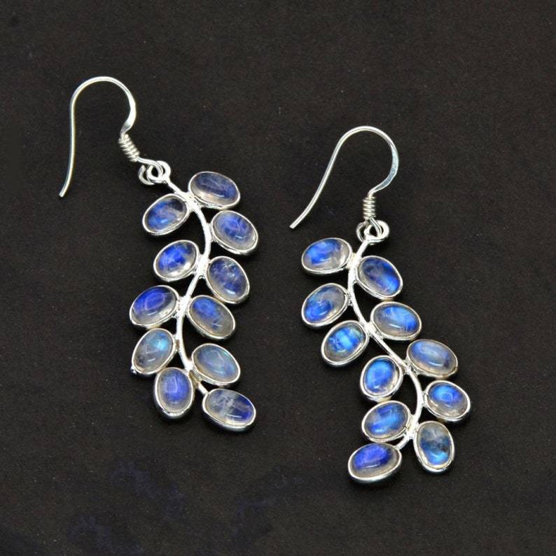 Silberne Ohrringe mit blauen Mondsteinen, baumelndes Design, handgefertigter Schmuck.