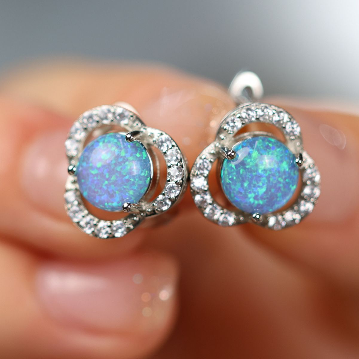 Opal Ohrringe mit Diamanten, Silber, rund, glänzend, eleganter Schmuck, Damenaccessoire.