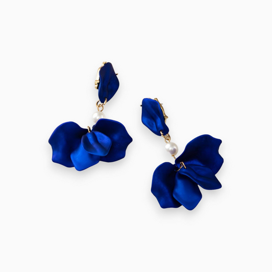 Blaue Blumenohrringe mit Perlen, eleganter Schmuck, modische Accessoires, Damenohrringe.