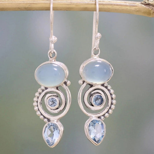 Silberne Ohrringe mit blauen Edelsteinen, handgefertigt, elegantes Schmuckdesign.