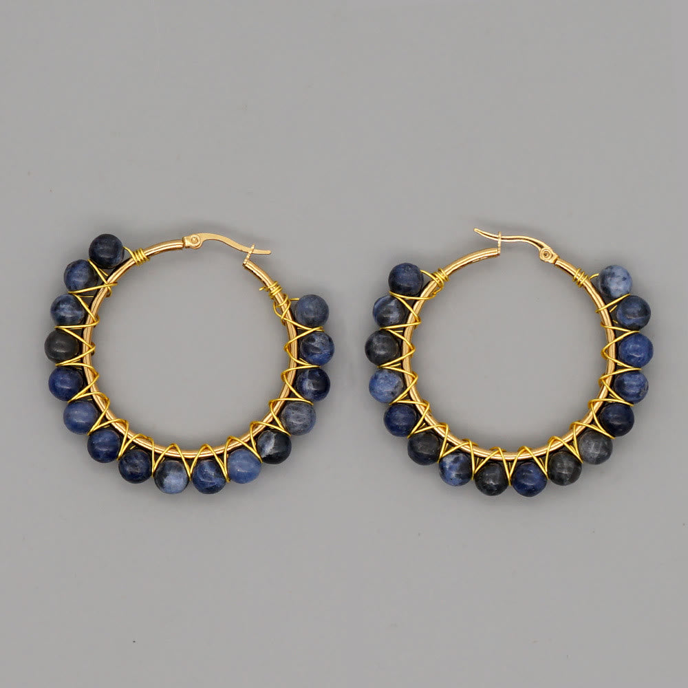 Goldene Creolen mit blauen Perlen, handgefertigter Schmuck, elegantes Design, Ohrringe Damen.