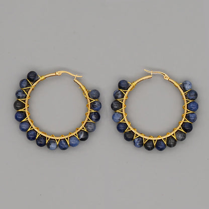 Goldene Creolen mit blauen Perlen, handgefertigter Schmuck, elegantes Design, Ohrringe Damen.