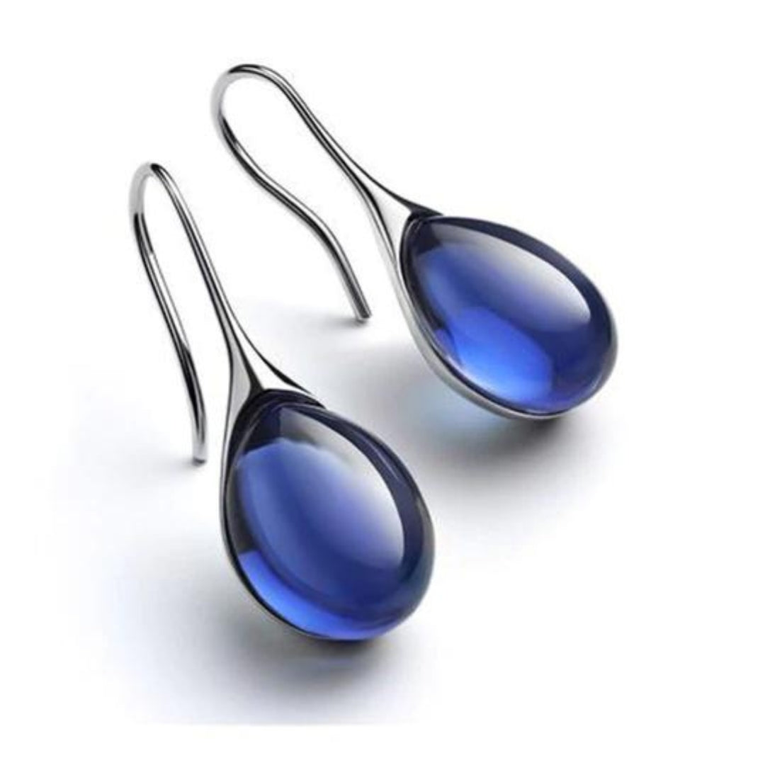 Blaue Tropfen-Ohrringe aus Glas, silberne Haken, eleganter Schmuck, modernes Design.
