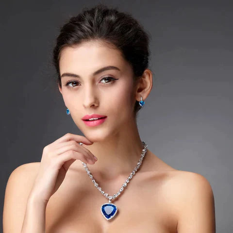 Frau mit blauem Edelstein-Halskette und Ohrringen, eleganter Schmuck, Silber, Modeaccessoire.