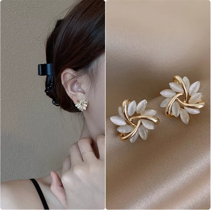 Goldene Ohrringe mit weißen Blättern, elegantes Design, Modeschmuck für Damen.