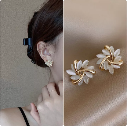 Goldene Ohrringe mit weißen Blättern, elegantes Design, Modeschmuck für Damen.