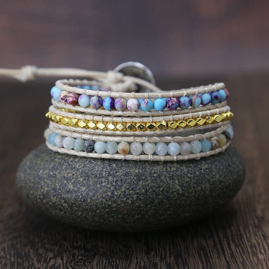 Handgemachtes Boho-Armband, dreifach gewickelt, mit bunten Natursteinen und Leder, Vintage-Stil.