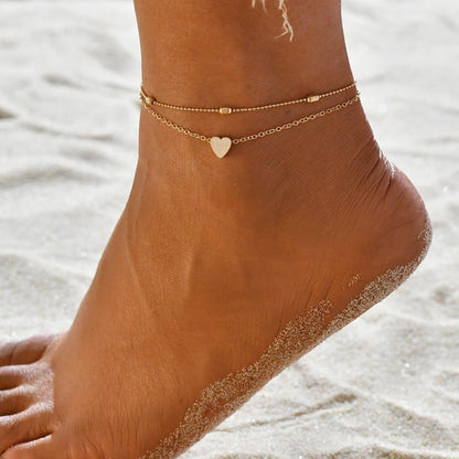 Goldene Boho-Fußkette mit Herzanhänger, Zirkonia, Damen-Schmuck am Strand.