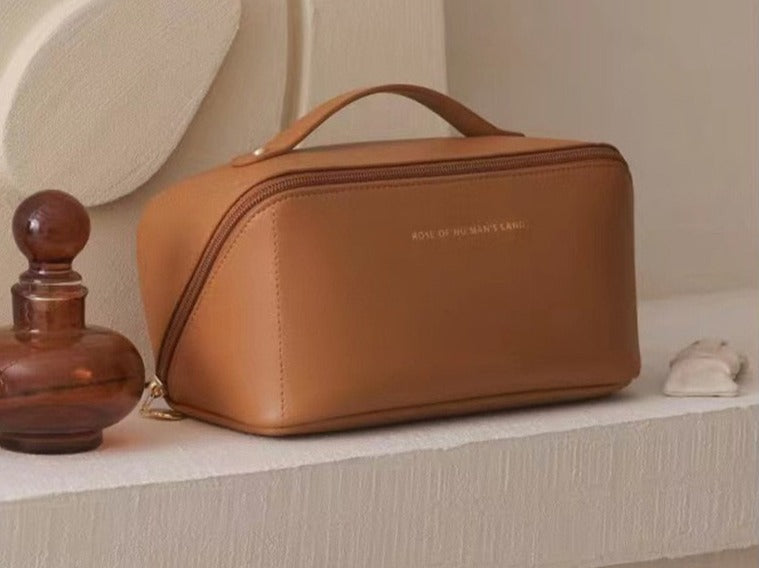 Braune Leder-Kulturtasche mit Reißverschluss und Griff, elegant, stilvoll, für Reisen.
