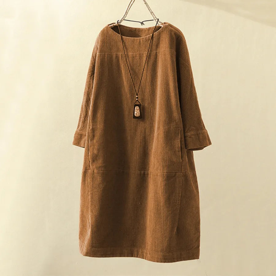 Braunes Cordkleid mit langen Ärmeln, lässiger Stil, Damenmode, Herbstkleidung, hängend.