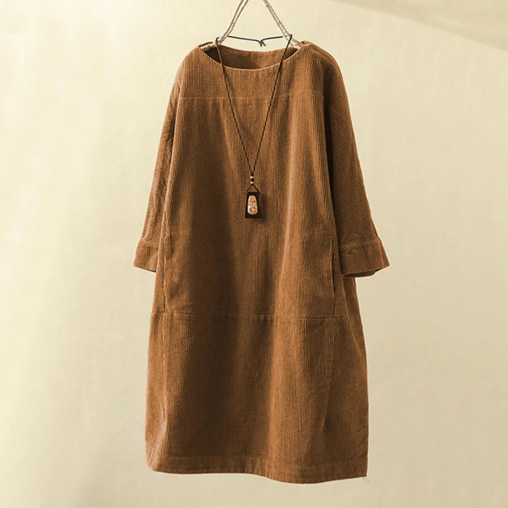 Braunes Cordkleid mit langen Ärmeln, lässiger Stil, Damenmode, Herbstkleidung, hängend.