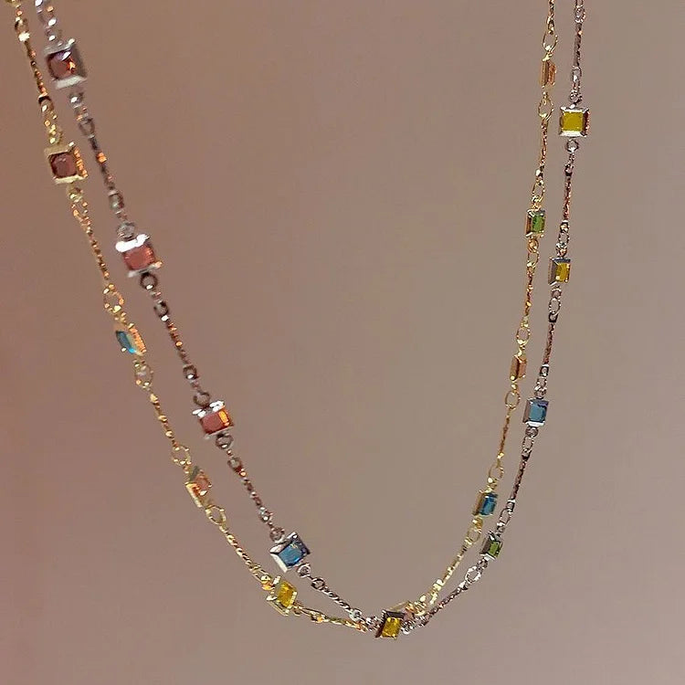 Bunte Halskette mit quadratischen Edelsteinen, modisches Schmuckstück, elegantes Design.