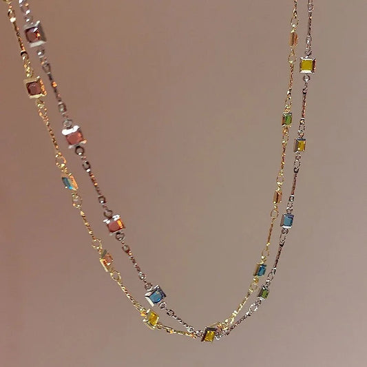 Bunte Halskette mit quadratischen Edelsteinen, modisches Schmuckstück, elegantes Design.