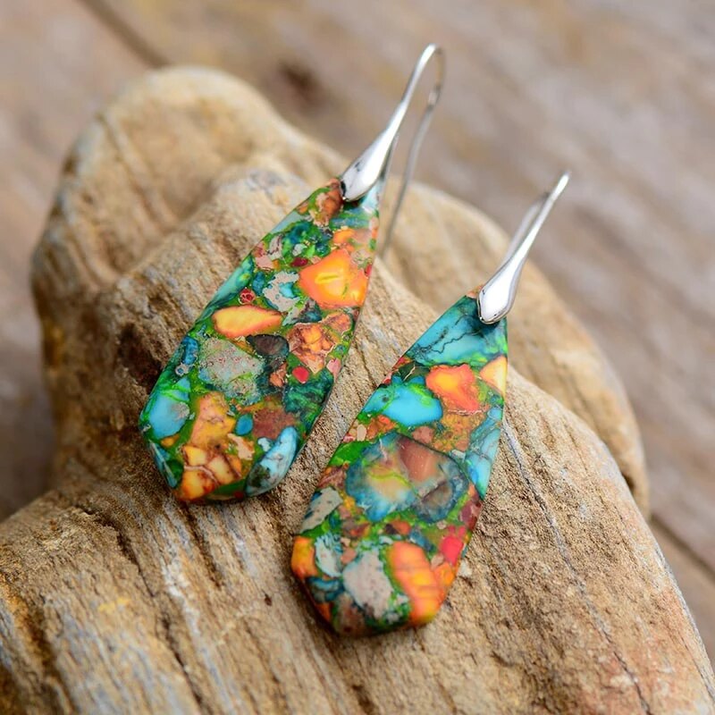 Bunte Harz-Ohrringe mit Silberhaken, handgefertigt, einzigartiges Design, modischer Schmuck.
