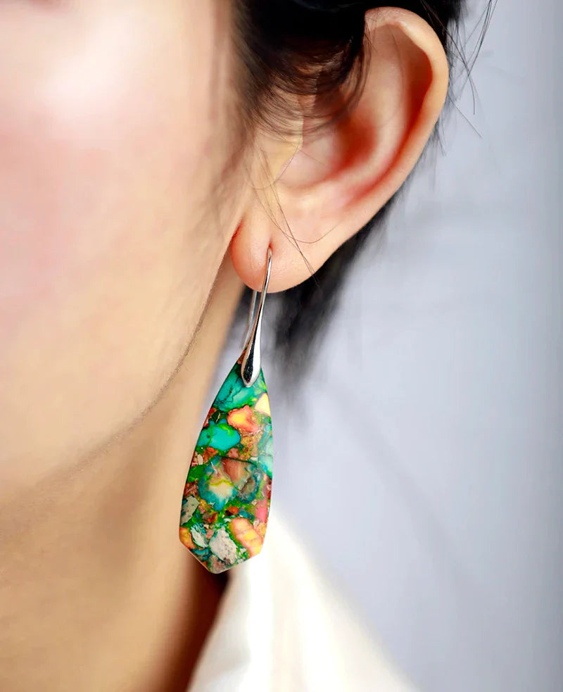 Bunter Harz-Ohrring, tropfenförmig, an Ohr getragen, modisches Accessoire, Damen-Schmuck.