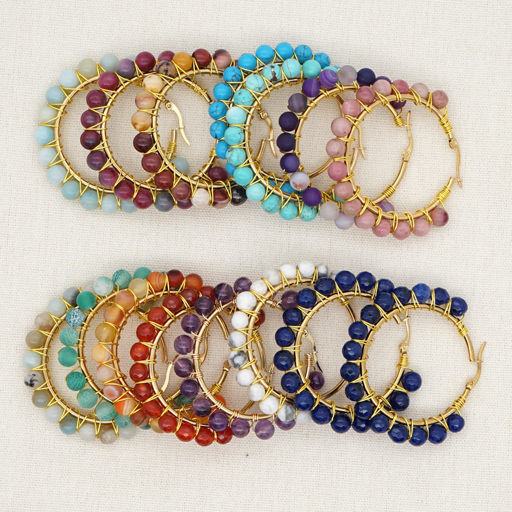Bunte Perlenarmbänder, handgefertigt, goldene Drahtfassung, modische Accessoires, Schmuck.