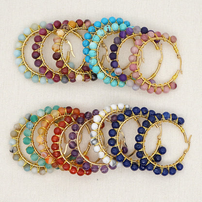 Bunte Perlenarmbänder, handgefertigt, goldene Drahtfassung, modische Accessoires, Schmuck.