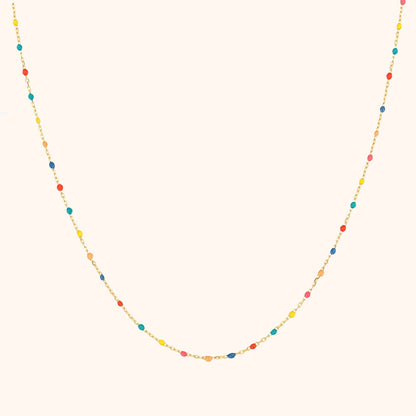Goldene Halskette mit bunten Perlen, Damen Schmuck, modisches Accessoire, elegantes Design.