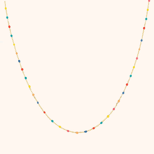 Goldene Halskette mit bunten Perlen, Damen Schmuck, modisches Accessoire, elegantes Design.