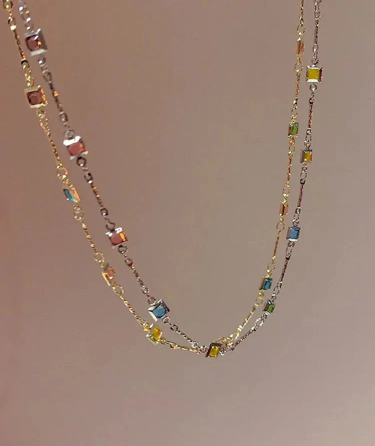 Zweireihige Halskette mit bunten quadratischen Anhängern, modisches Schmuckstück, Damenaccessoire.