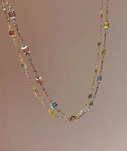 Zweireihige Halskette mit bunten quadratischen Anhängern, modisches Schmuckstück, Damenaccessoire.