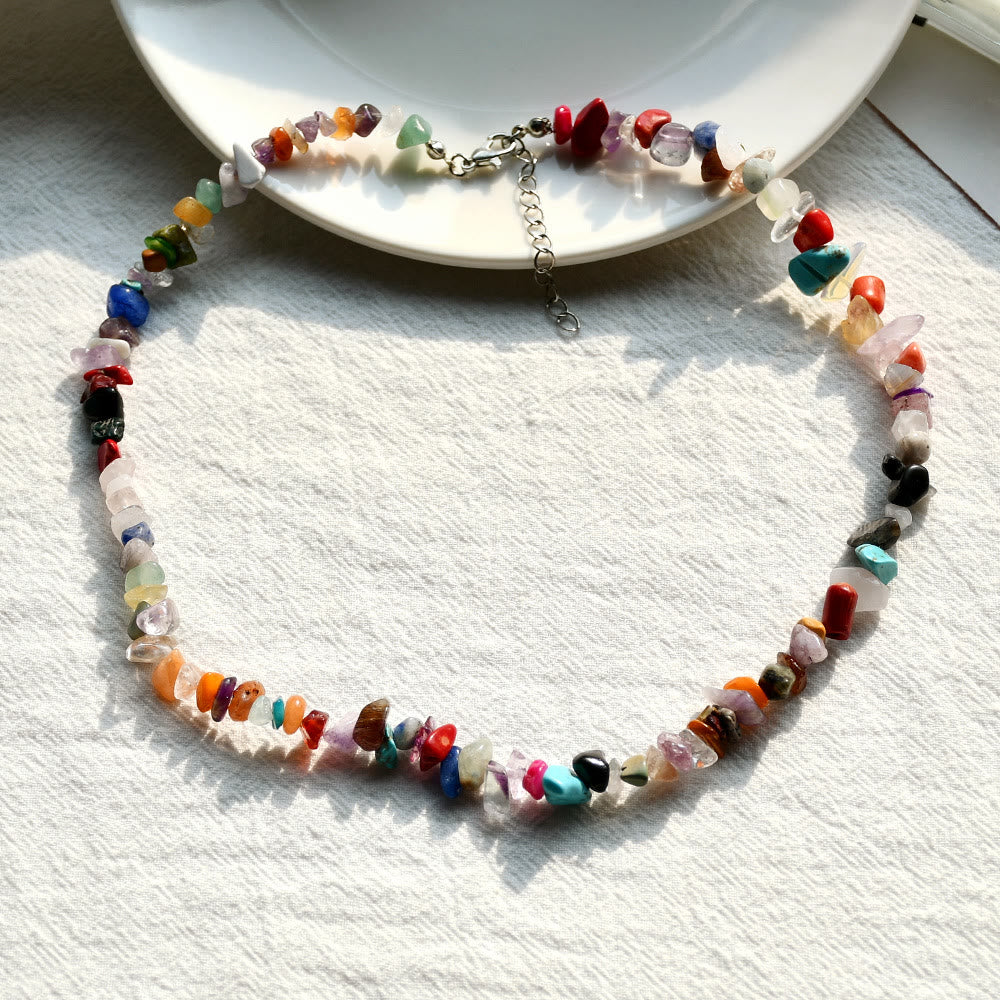 Halskette mit bunten Edelsteinen, handgefertigt, modisch, Schmuck, Damenaccessoire, Geschenkidee.