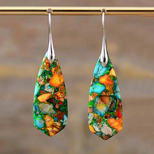 Bunte Harz-Ohrringe mit Mosaikmuster, tropfenförmig, handgefertigter Schmuck, Damenaccessoire.