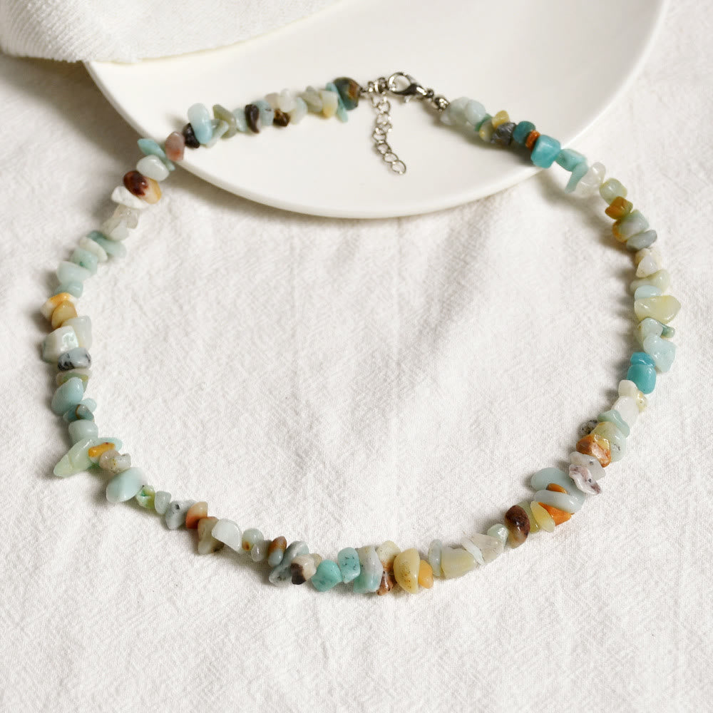 Halskette aus bunten Edelsteinen, handgefertigt, auf weißem Hintergrund, Schmuck für Damen.