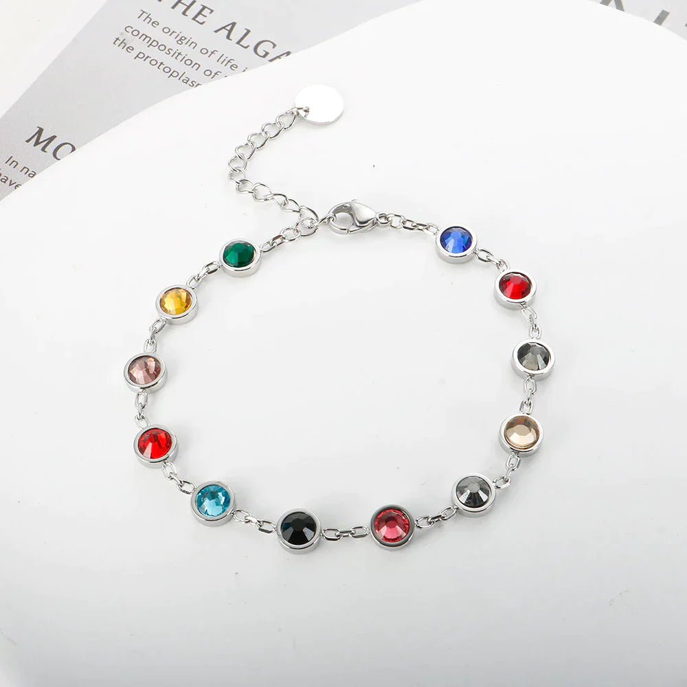 Armband mit bunten Kristallen, silber, verstellbar, modisches Schmuckstück, Damenaccessoire.