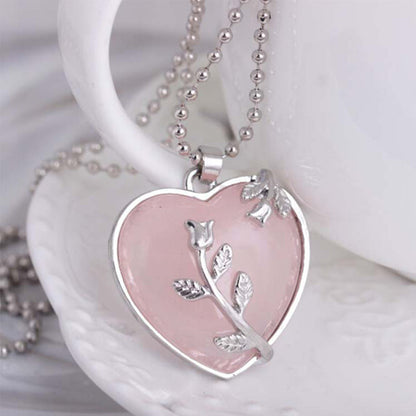 Herzförmiger rosa Anhänger mit Silberblume, Damenhalskette, romantisches Schmuckdesign.