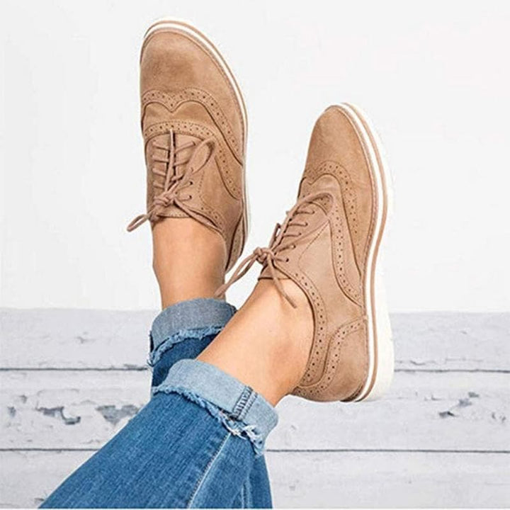 Dame Derby sko i ruskind med brogue detaljer – Carisse
