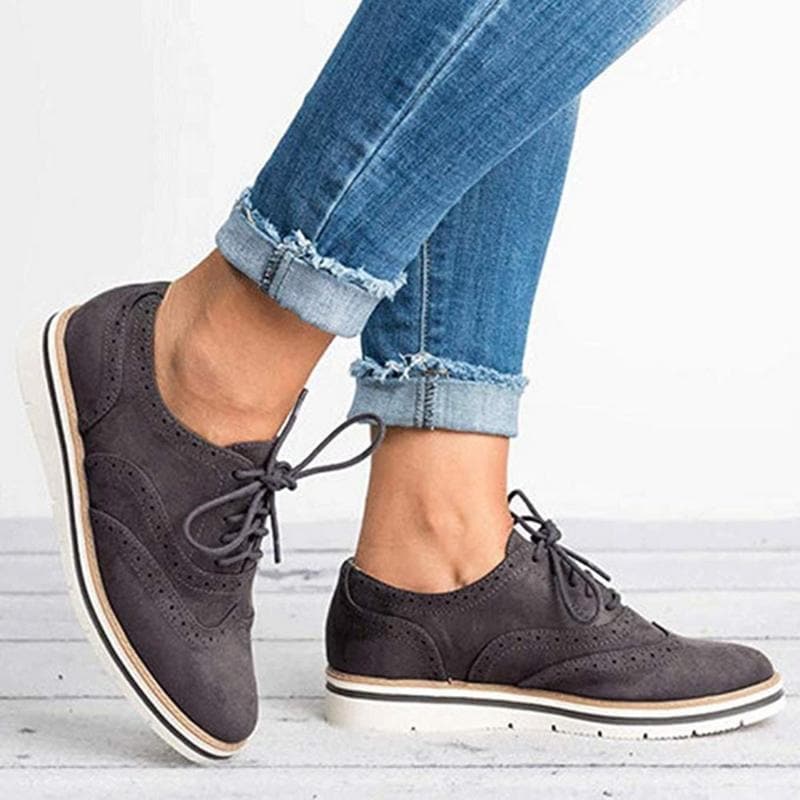 Dame Derby sko i ruskind med brogue detaljer – Carisse