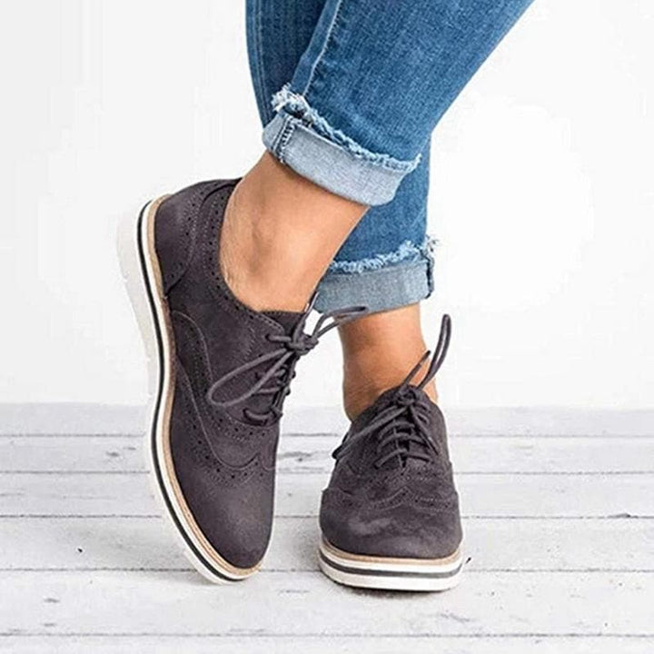 Dame Derby sko i ruskind med brogue detaljer – Carisse
