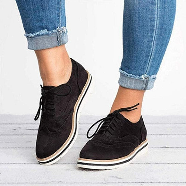Dame Derby sko i ruskind med brogue detaljer – Carisse