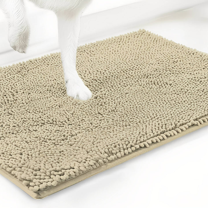 Hvid hundepote på måtte i sandbeige farve mod hvid baggrund, set på skrå. 13