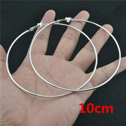 Silberne Clip-Ohrringe ohne Stecker, großer Kreis, modisch, 10 cm, handgehalten.