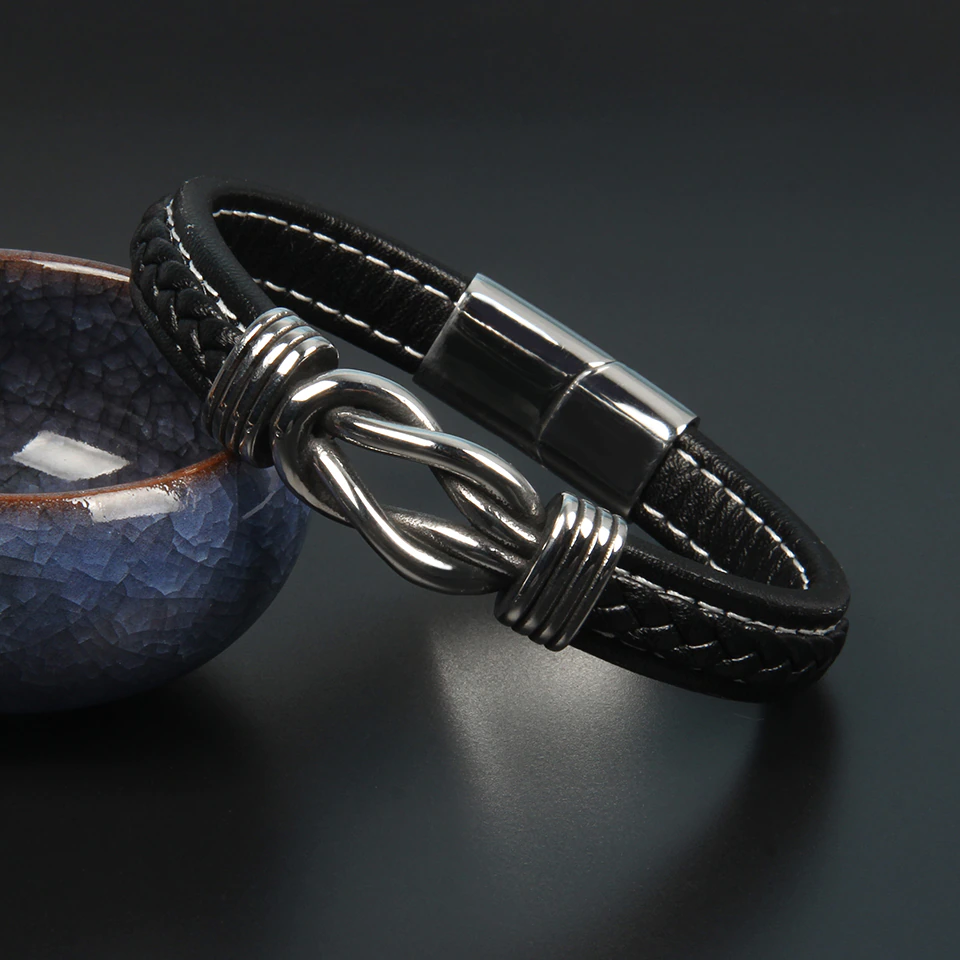Schwarzes Lederarmband mit silbernem Knotenverschluss, Herrenmode, Accessoire, elegant.
