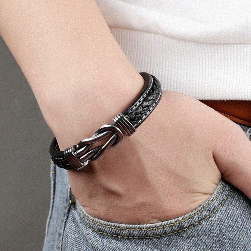 Schwarzes Lederarmband mit silbernem Knotenverschluss, modisches Accessoire für Herren.