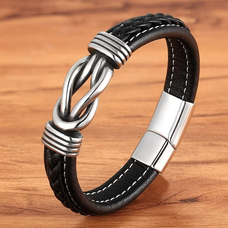 Schwarzes Lederarmband mit silbernem Knoten, Herrenmode, Edelstahlverschluss, elegant.