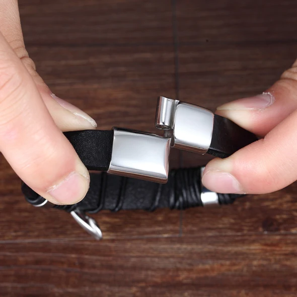 Schwarzes Lederarmband mit silbernem Magnetverschluss, modisches Accessoire für Herren.