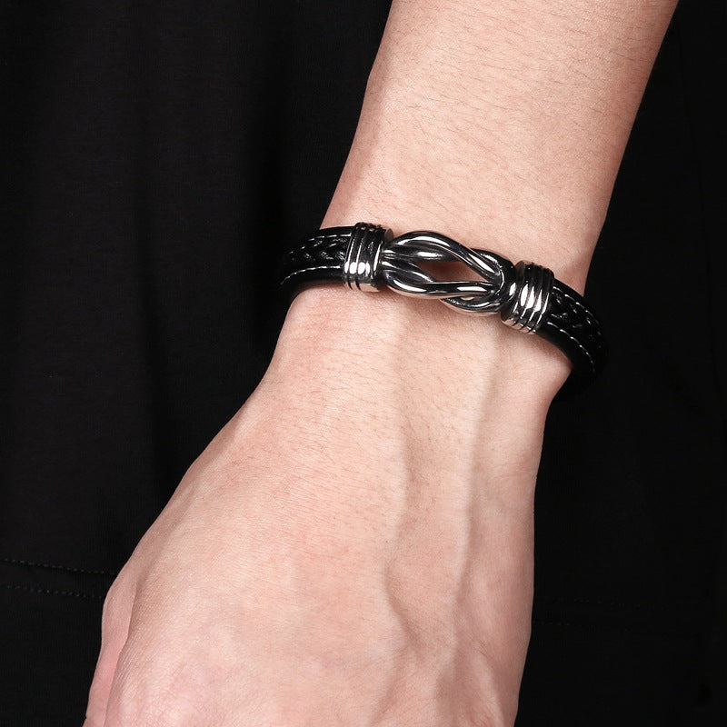 Schwarzes Lederarmband mit silbernem Knotenverschluss, modisches Accessoire für Herren.