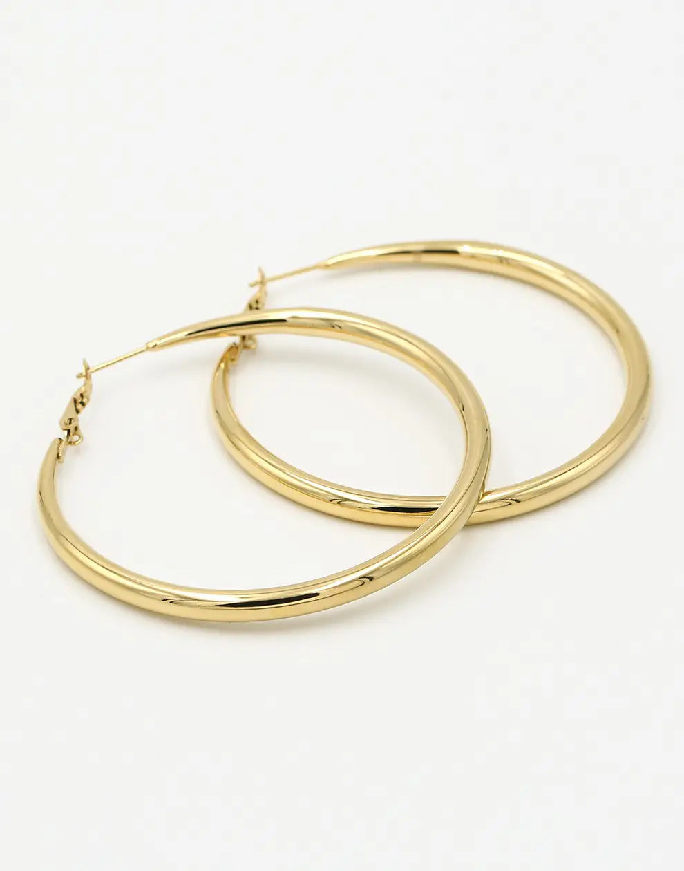 Goldene Creolen Ohrringe 60mm, modische Hoops, eleganter Schmuck, Damenaccessoire.