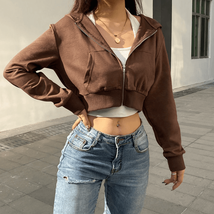 Efterårsinspireret, trendy, figursiddende cropped dame-hoodie med lynlås og hætte – Alina