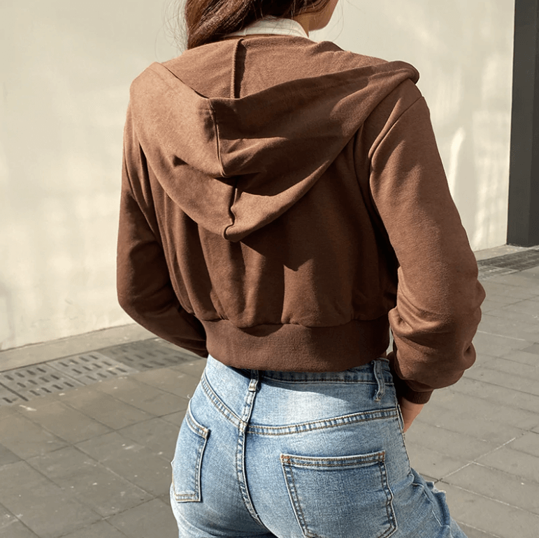 Efterårsinspireret, trendy, figursiddende cropped dame-hoodie med lynlås og hætte – Alina