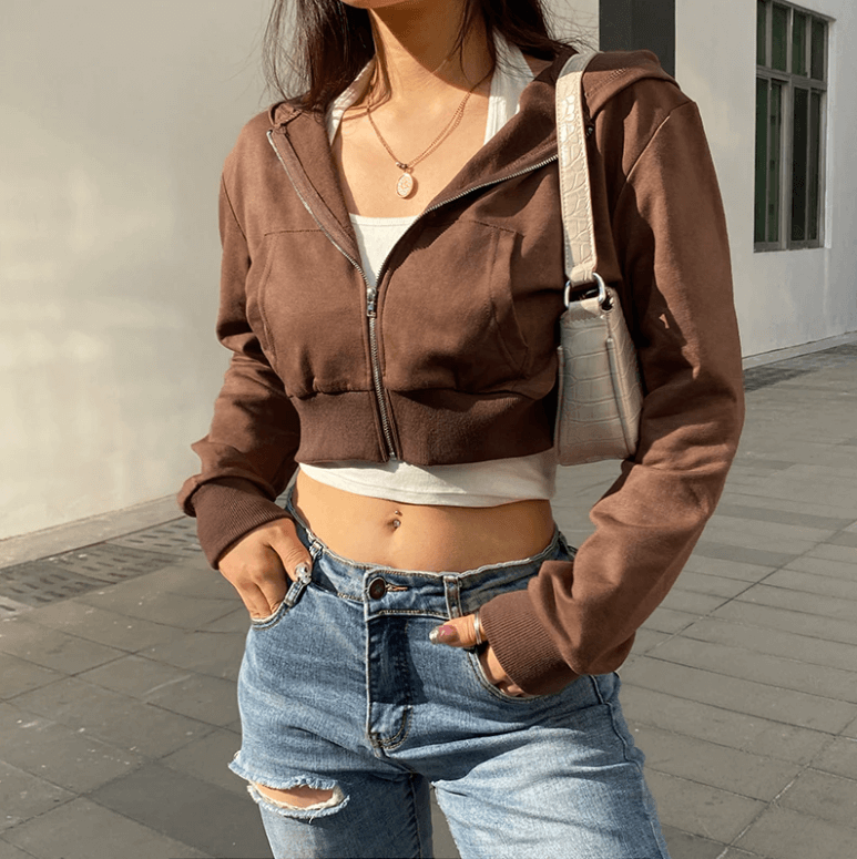 Efterårsinspireret, trendy, figursiddende cropped dame-hoodie med lynlås og hætte – Alina